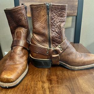 Frye women's boots 6.5 made in USA Italian leather , some wear as seen in PICS